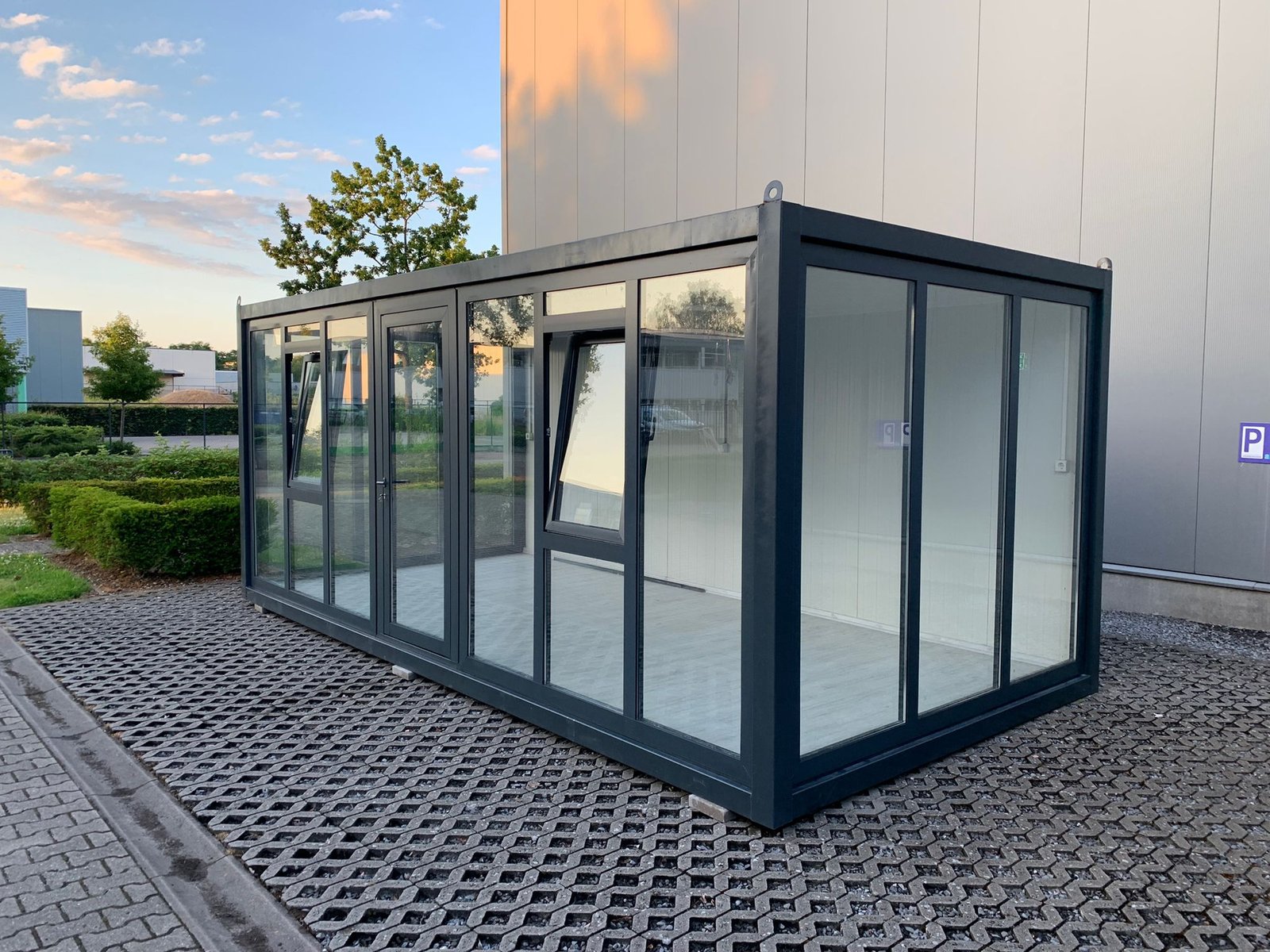 Escritório Modular de 18 m² com Fachada Envidraçada