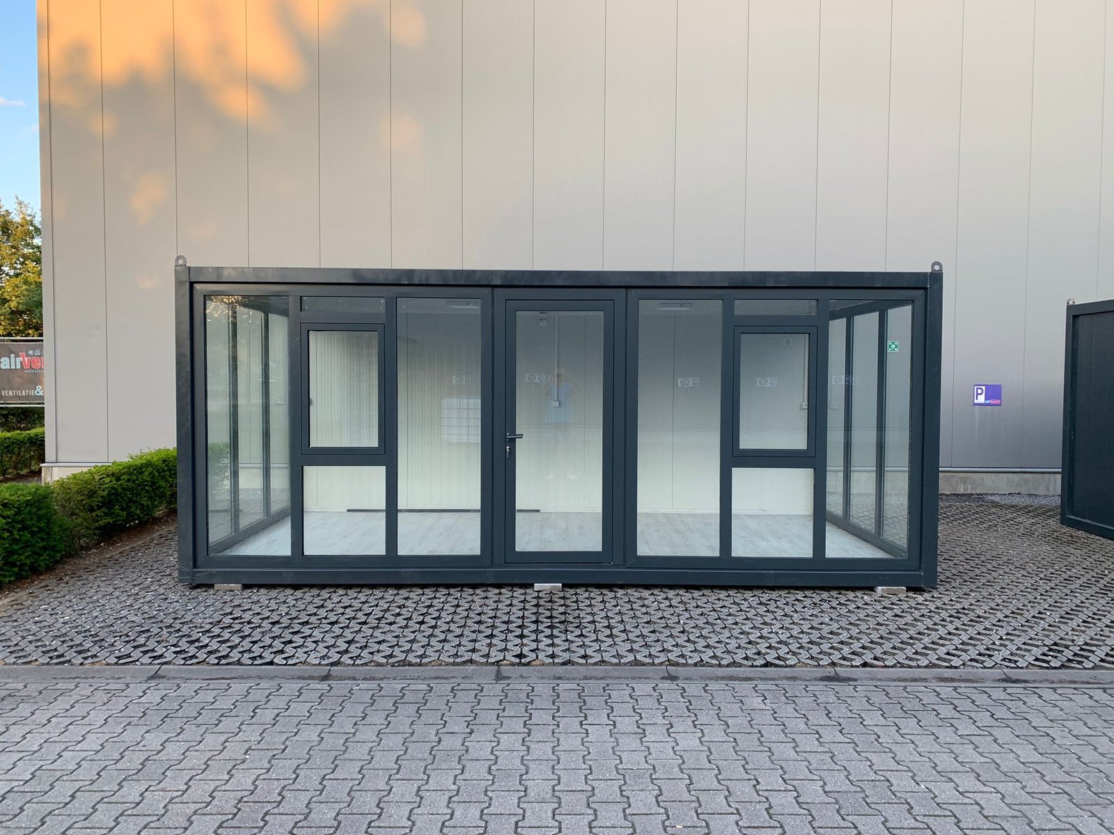Escritório Modular de 18 m² com Fachada Envidraçada