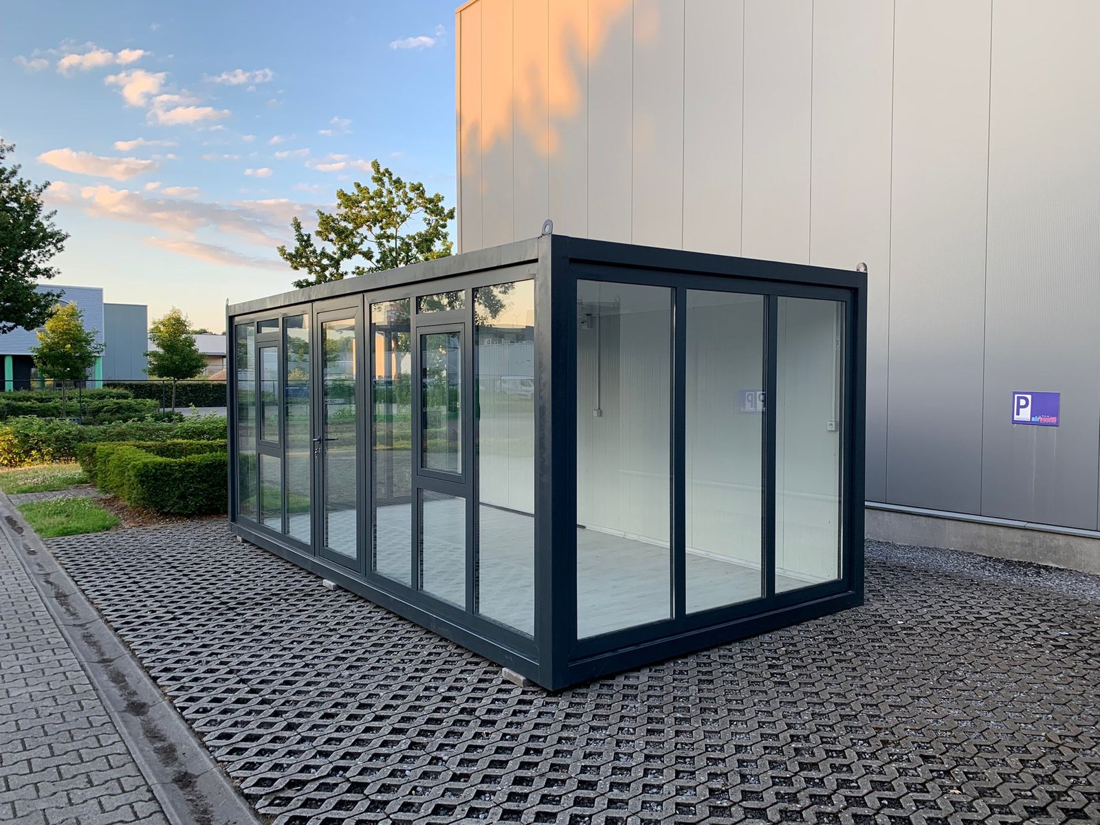 Escritório Modular de 18 m² com Fachada Envidraçada