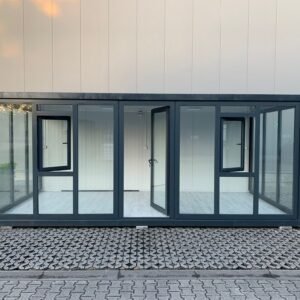 Escritório Modular de 18 m² com Fachada Envidraçada