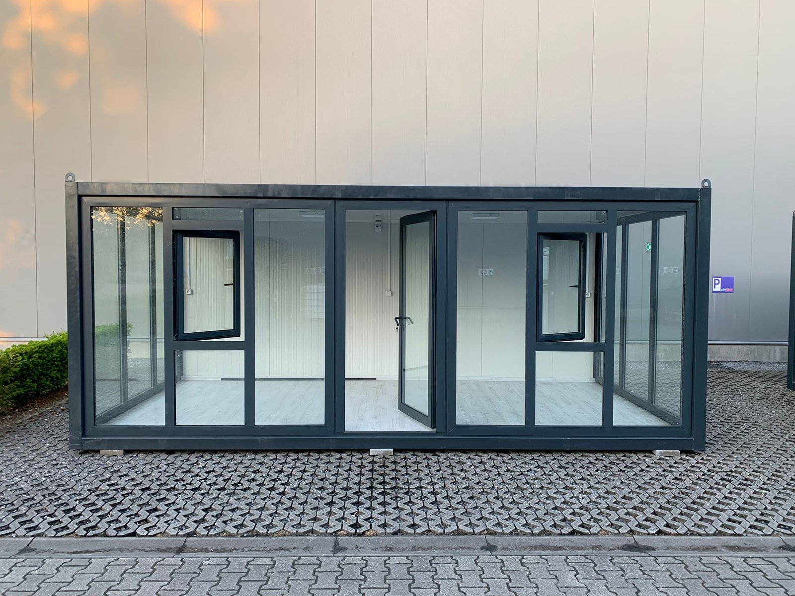 Escritório Modular de 18 m² com Fachada Envidraçada