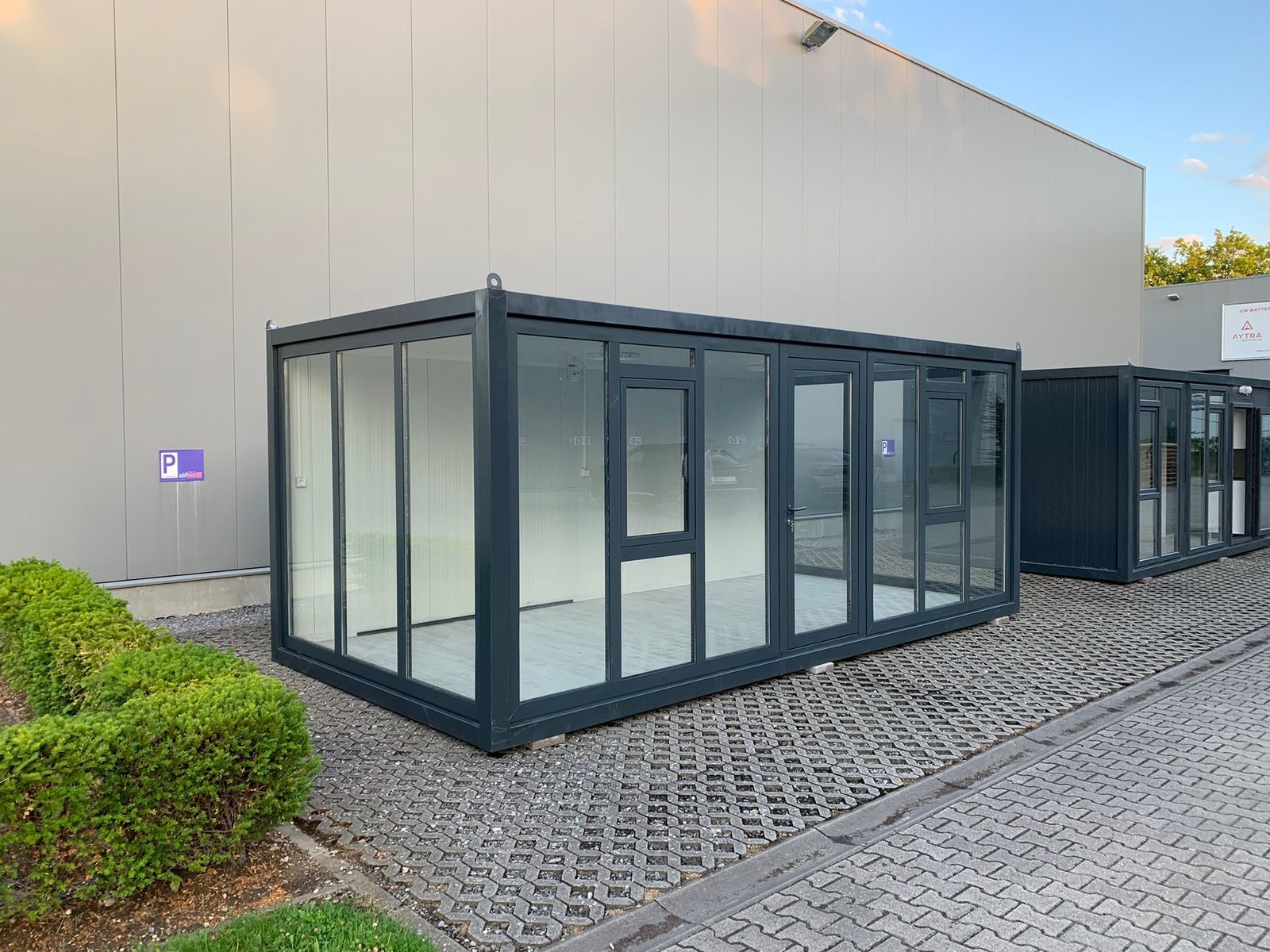 Escritório Modular de 18 m² com Fachada Envidraçada