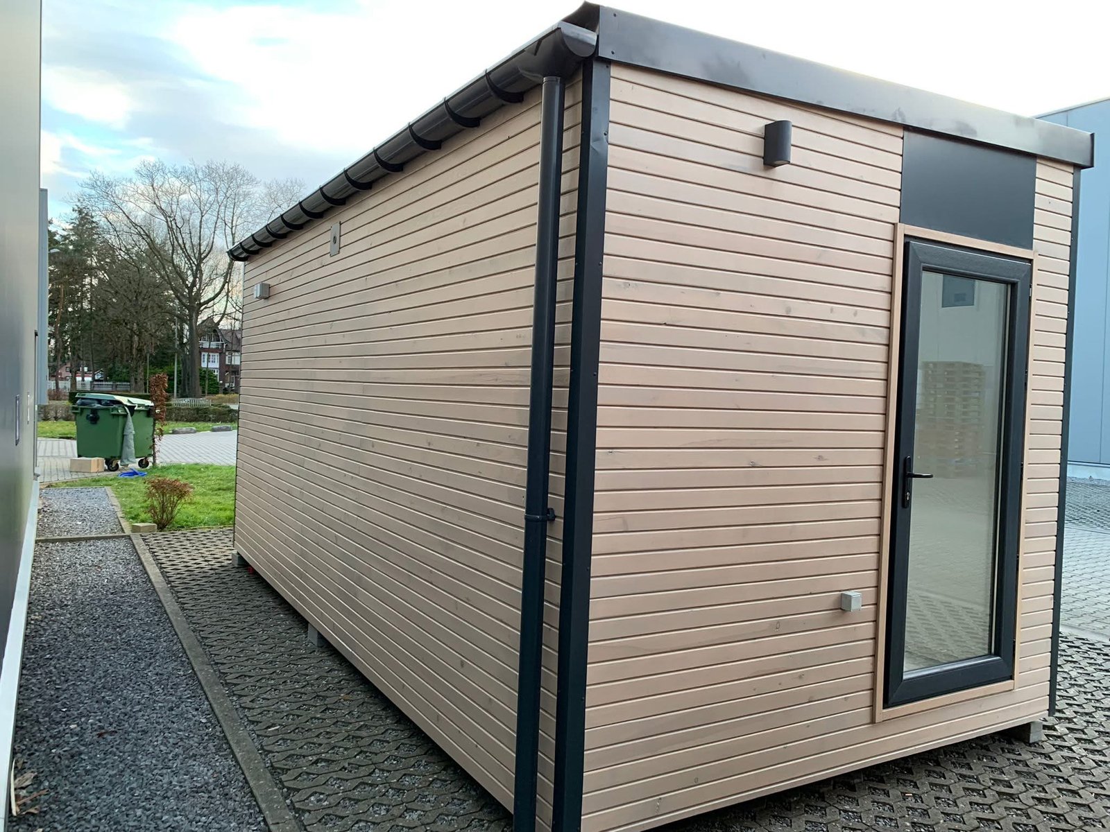 Pavilhão Modular Equipado com Todo o Conforto de 15 m²